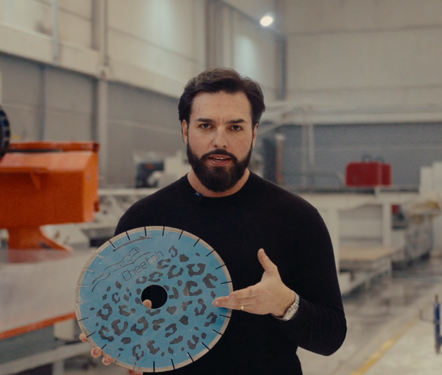 Cheetah Azul: tecnologia italiana que transforma o corte em superfícies técnicas